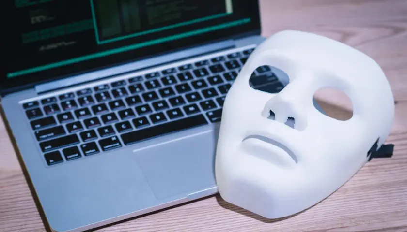 Maska w internecie. Jak anonimowość zmienia nasze zachowanie przy stole?