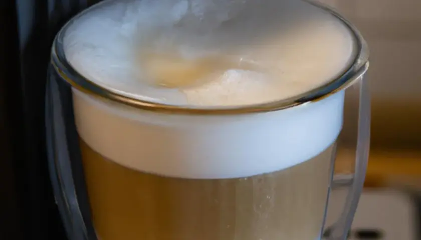 Ukryte kalorie w kawie latte z ekspresu. Zaskakujący przewodnik dla kawoszów
