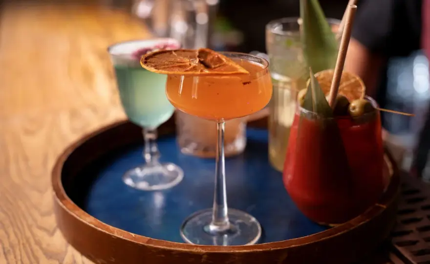 Jak pić Metaxę? Poznaj sekrety smaku i najlepsze drinki