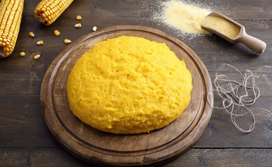 Polenta z mąki kukurydzianej: przepis krok po kroku bez grudek
