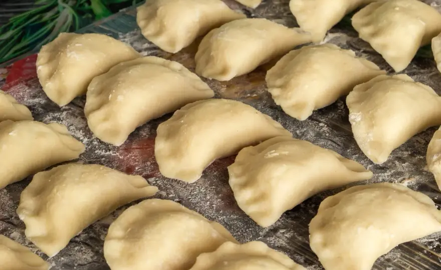 Idealne ciasto na pierogi: przepis z jajkiem i olejem