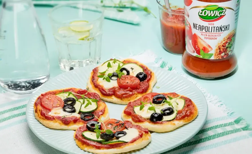 Pizzerinki z gotowego ciasta: Szybki przepis na hit imprezy!