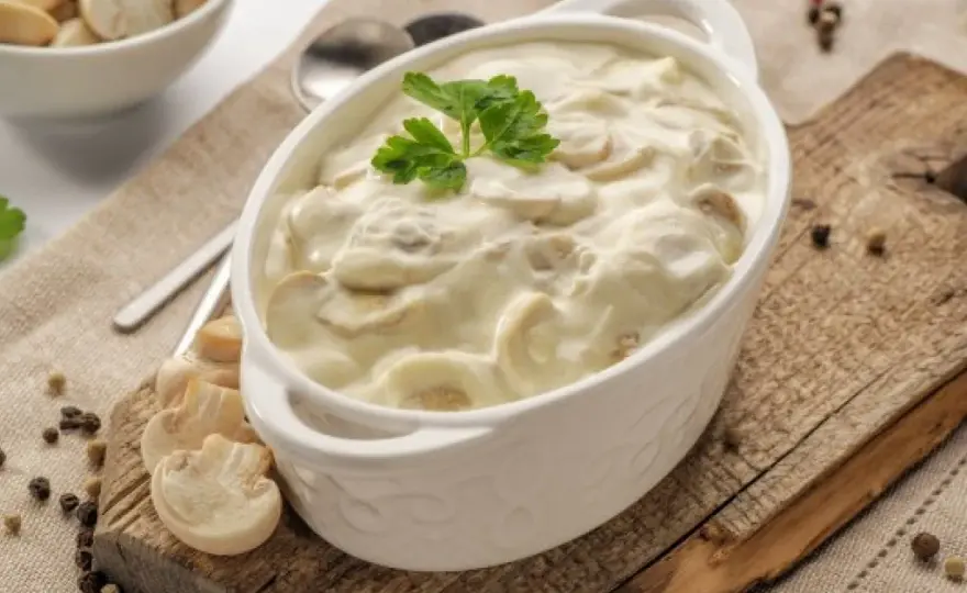 Jak zagęścić sos pieczarkowy? 5 sprawdzonych sposobów na idealną konsystencję