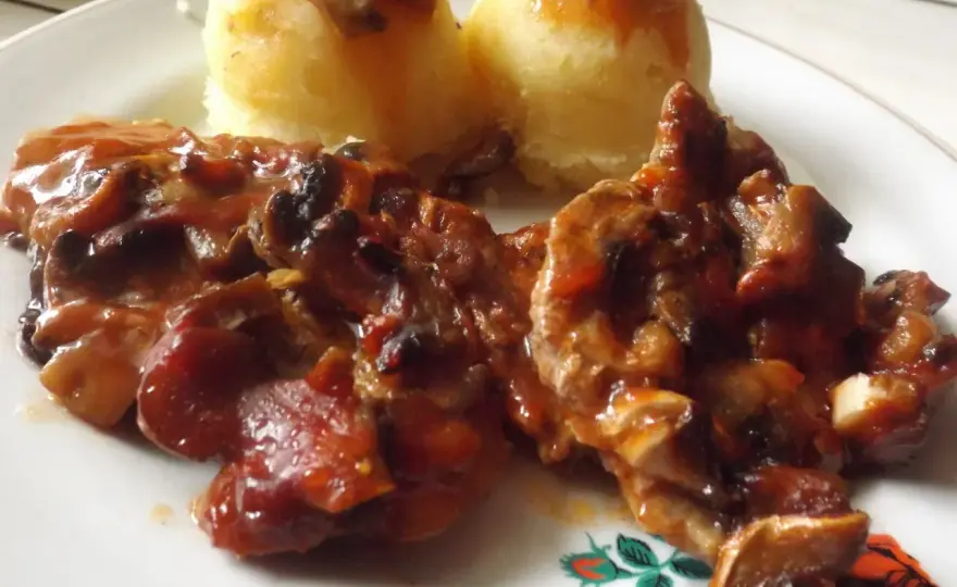 Soczysta karkówka z pieczarkami i ketchupem przepis krok po kroku
