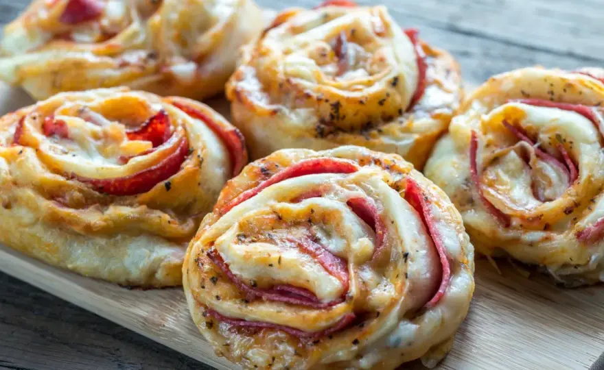 Szybkie przekąski z ciasta na pizzę: przepisy i inspiracje