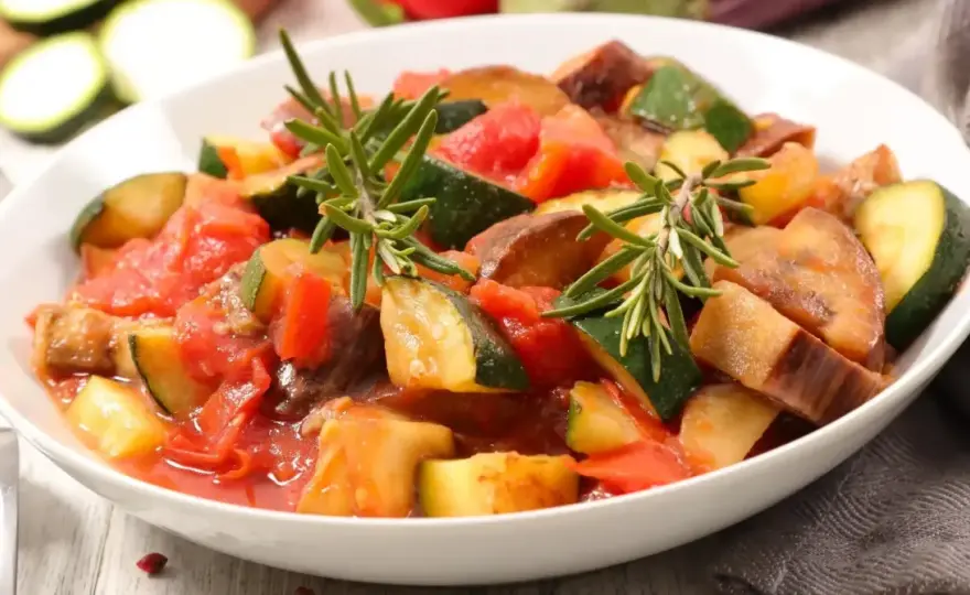 Wegetariański bigos z cukinii: Szybki przepis na letni hit!