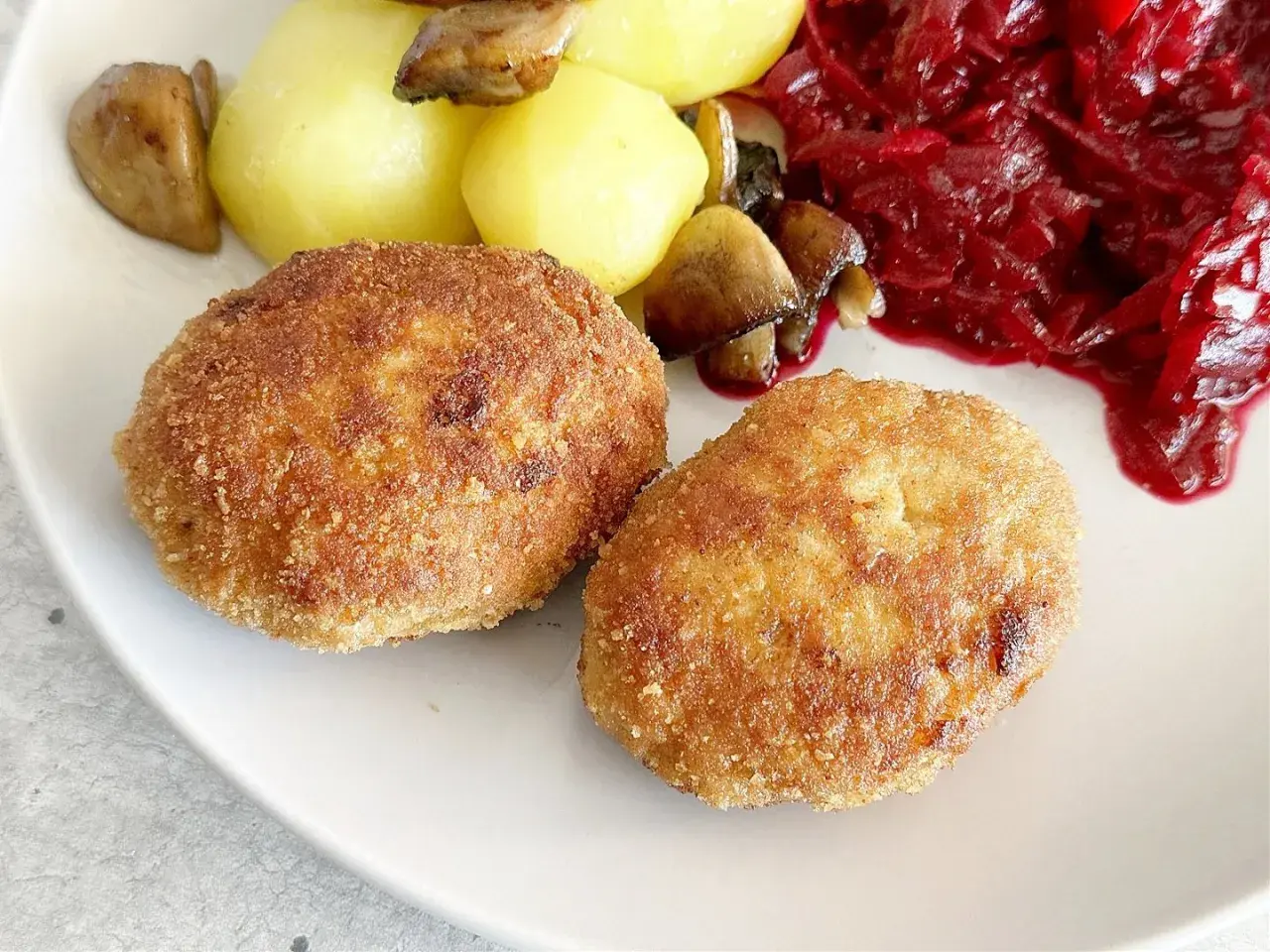 Pyszne kotleciki mielone z indyka, idealne na obiad. Podane z ziemniakami, grzybami i buraczkami. Przepis na mielone z indyka wart wypróbowania!