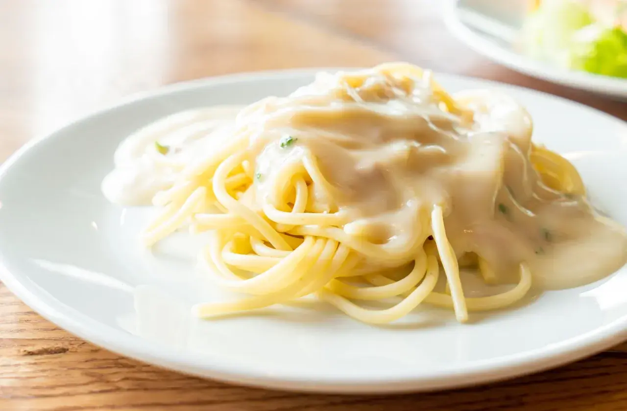 Pyszny makaron spaghetti polany kremowym, serowym sosem. Idealny przepis na sos serowy do makaronu, który zachwyci każdego.