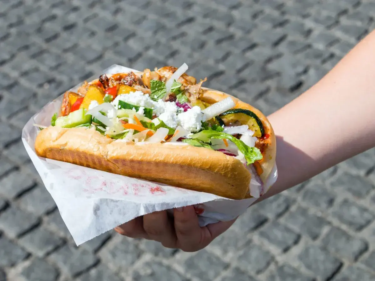 Pyszny kebab z kurczakiem w tortilli, pełen warzyw i sera. Zastanawiasz się, ile kalorii ma mały kebab z kurczakiem w tortilli?