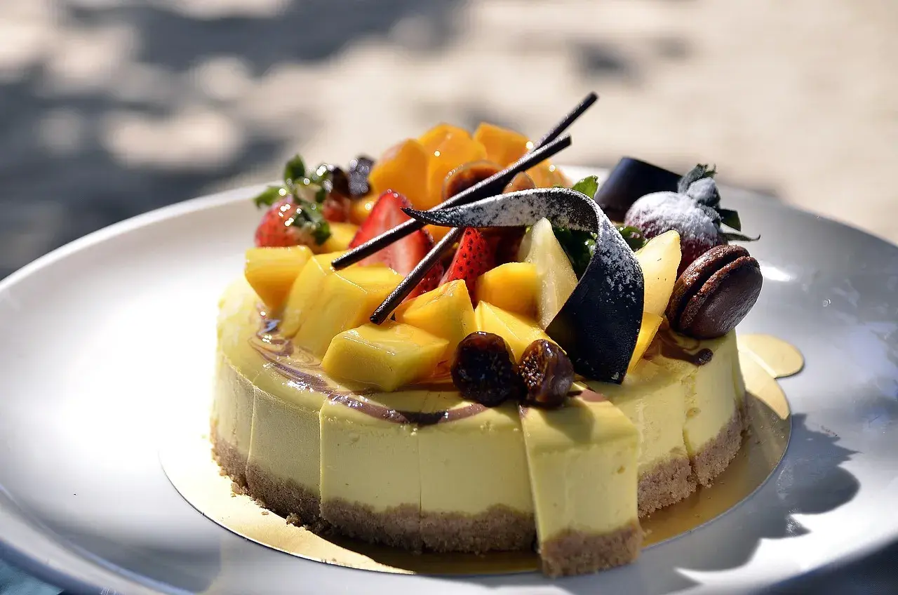 Jak udekorować tort dla chłopca? Kolorowy tort z mango, truskawkami i czekoladą, idealny na przyjęcie.