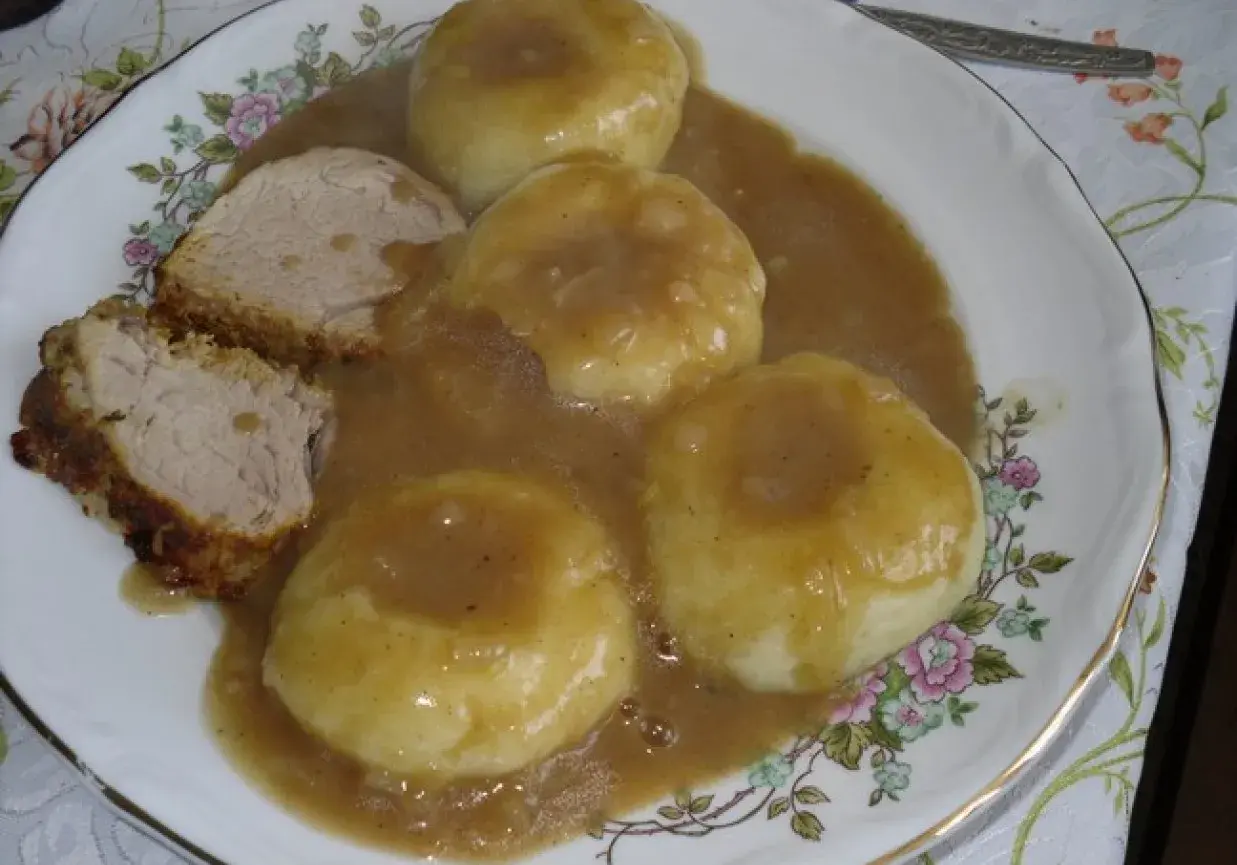 Kluseczki śląskie w sosie pieczeniowym, podane z pieczonym mięsem. To najprostszy sos do klusek śląskich, idealny na obiad.