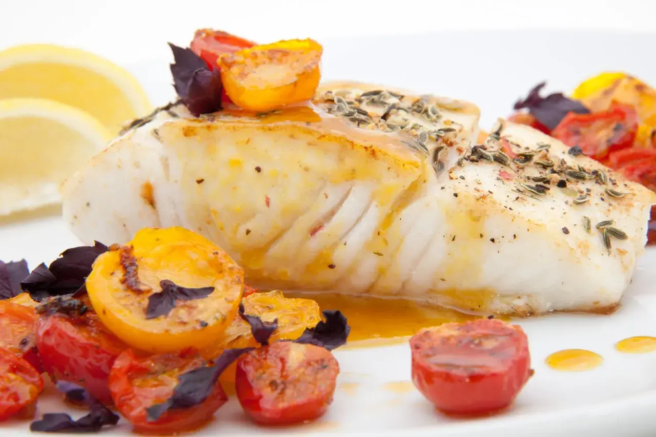 Soczysty halibut z pomidorkami koktajlowymi i cytryną. Idealny pomysł, jak przyrządzić halibuta na obiad.