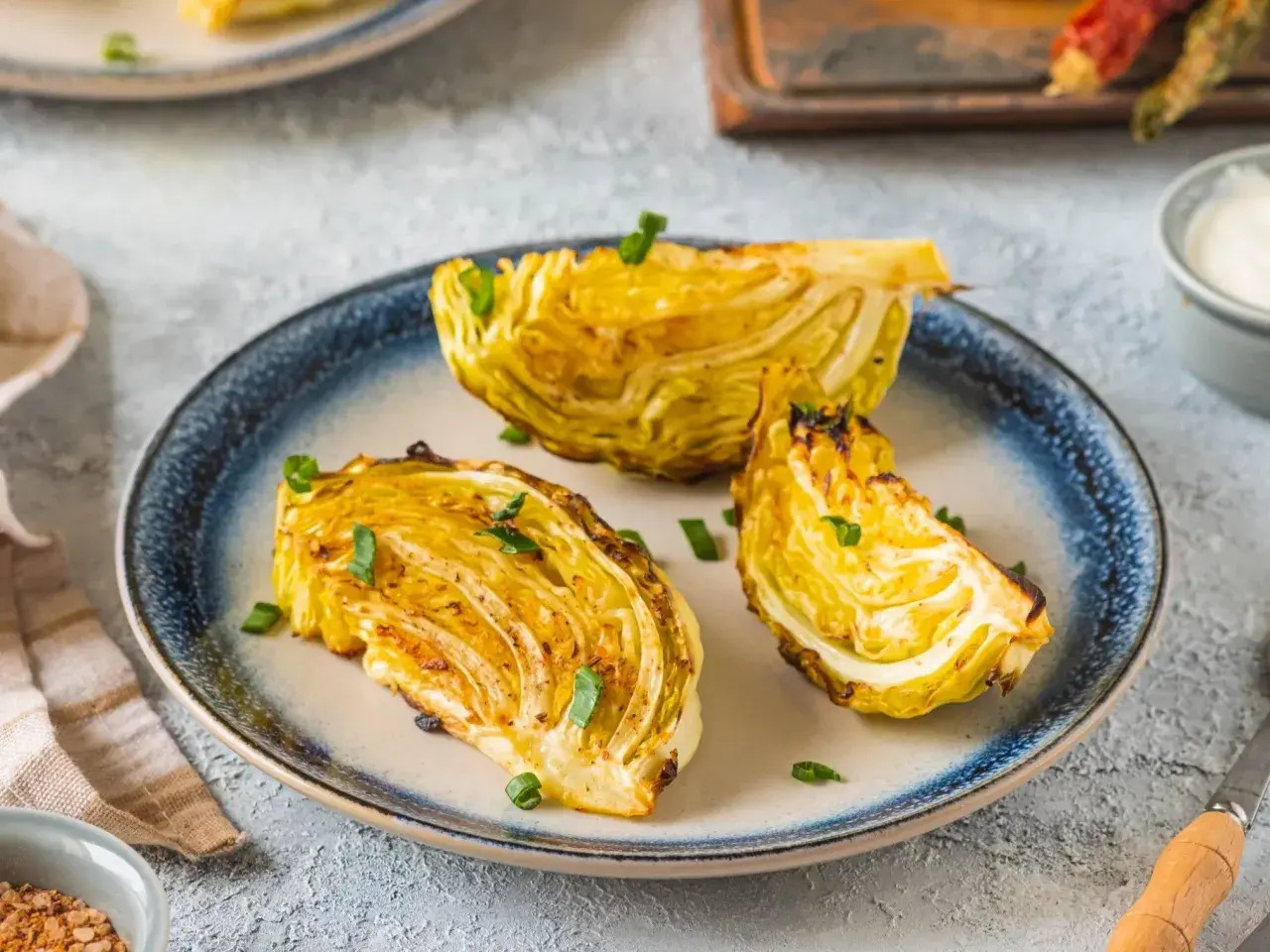 Pieczona kapusta w piekarniku, idealna na obiad. Ten prosty przepis na pieczoną kapustę zachwyci każdego.