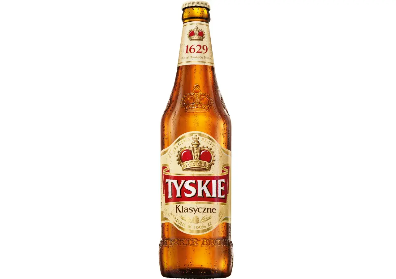 Chłodne piwo Tyskie Klasyczne w butelce. Zastanawiasz się, ile waży litr piwa? To piwo jest gotowe do degustacji!