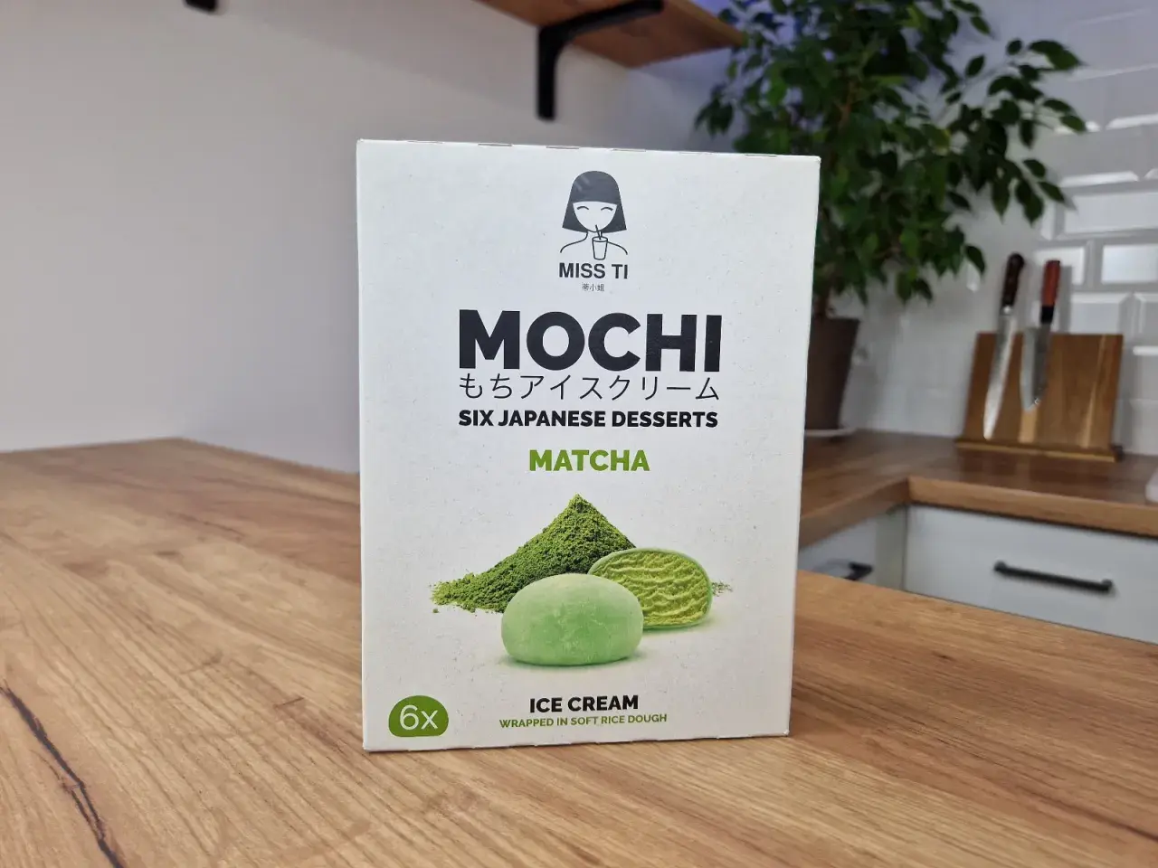 Pudełko lodów mochi matcha Miss Ti. Zastanawiasz się, ile kosztuje mochi w Żabce? To sześć japońskich deserów w miękkim cieście ryżowym.