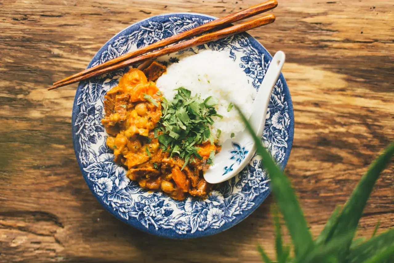 Pyszne curry z ciecierzycą i batatami, podane z ryżem. Idealna alternatywa, co zamiast czerwonej pasty curry.