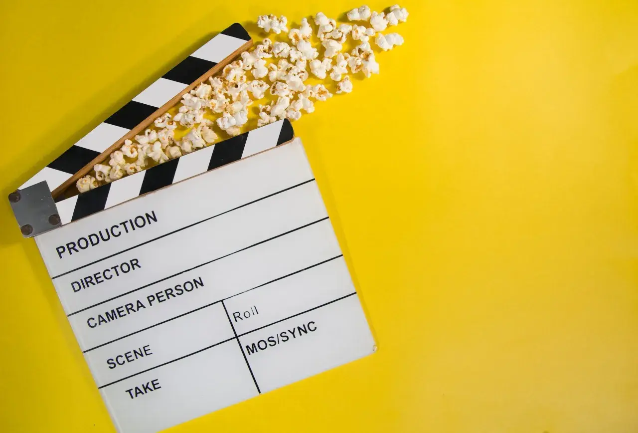 Kamera, akcja! Popcorn w piekarniku gotowy na filmowy wieczór.