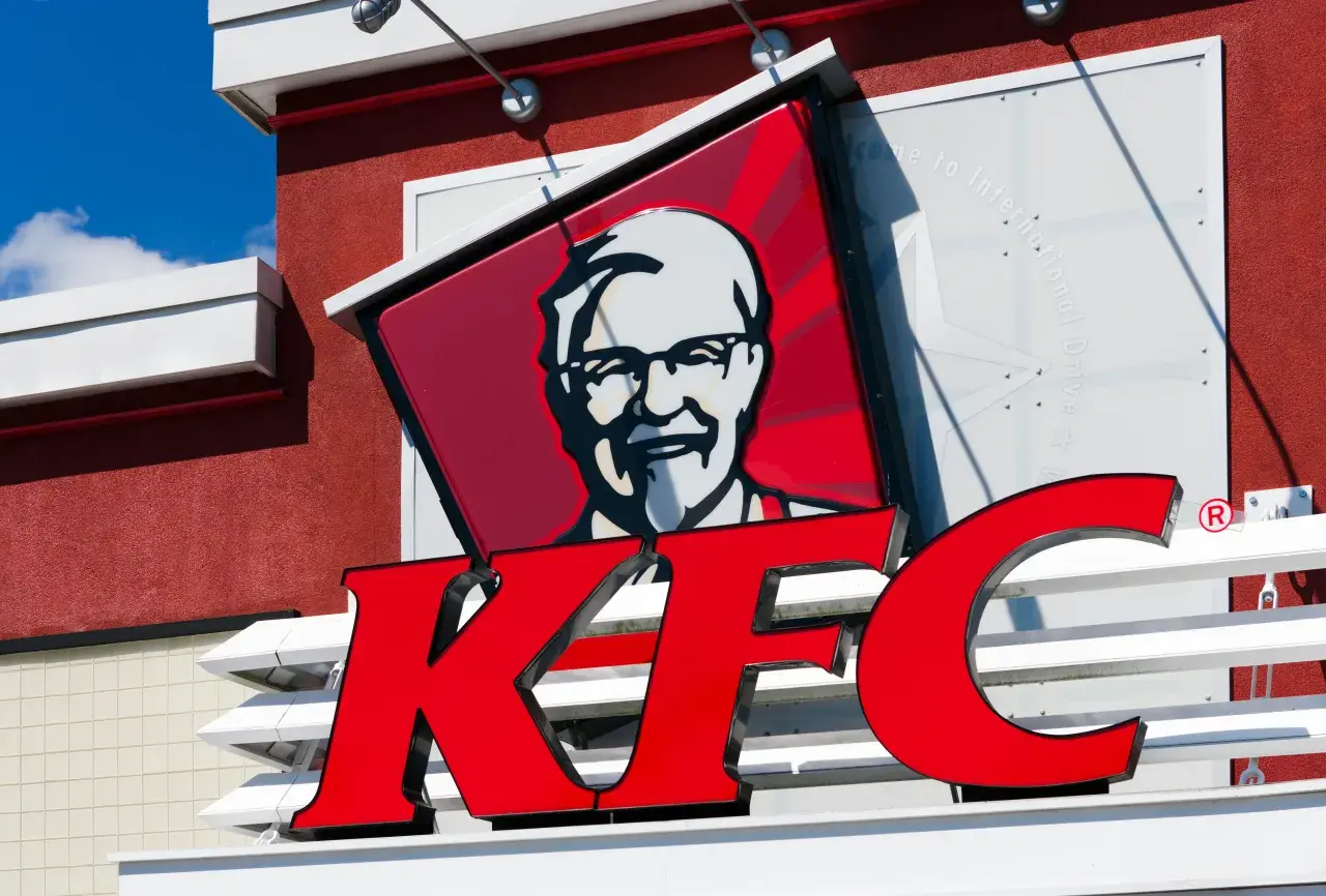 Logo KFC z wizerunkiem pułkownika Sandersa. Zastanawiasz się, ile kcal ma zinger z KFC?