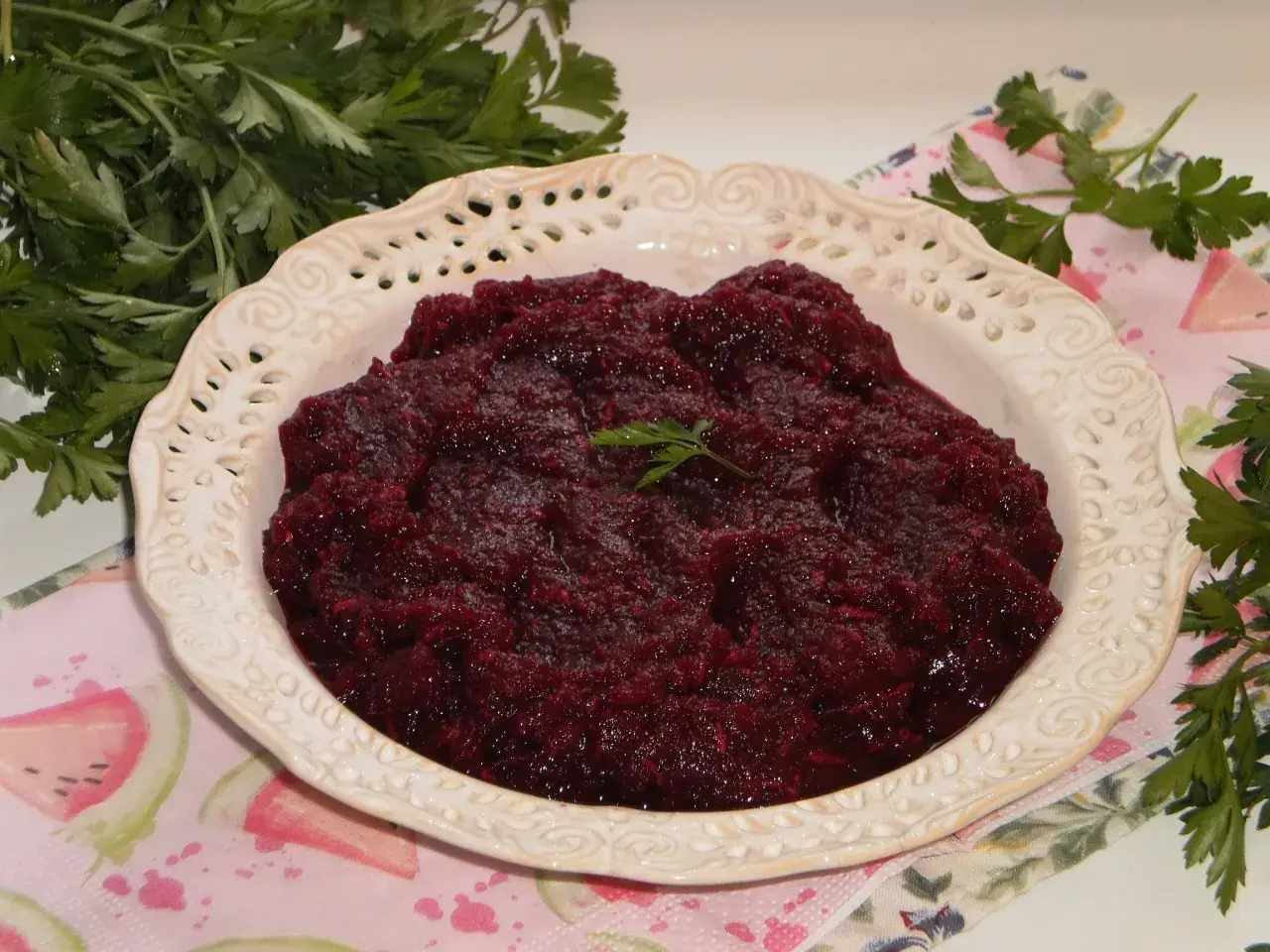Pyszne, domowe buraczki z chrzanem, idealne jako dodatek do obiadu. Ten sprawdzony przepis na buraczki z chrzanem zachwyci każdego!