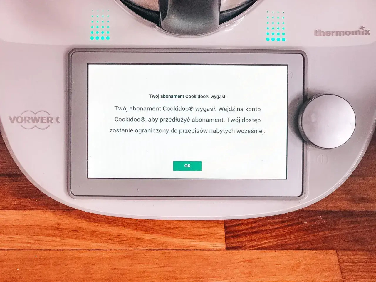 Komunikat na ekranie Thermomixa: "Twój abonament Cookidoo® wygasł. Wejdź na konto Cookidoo®, aby przedłużyć abonament." Zastanawiasz się, ile kosztuje abonament Thermomix?