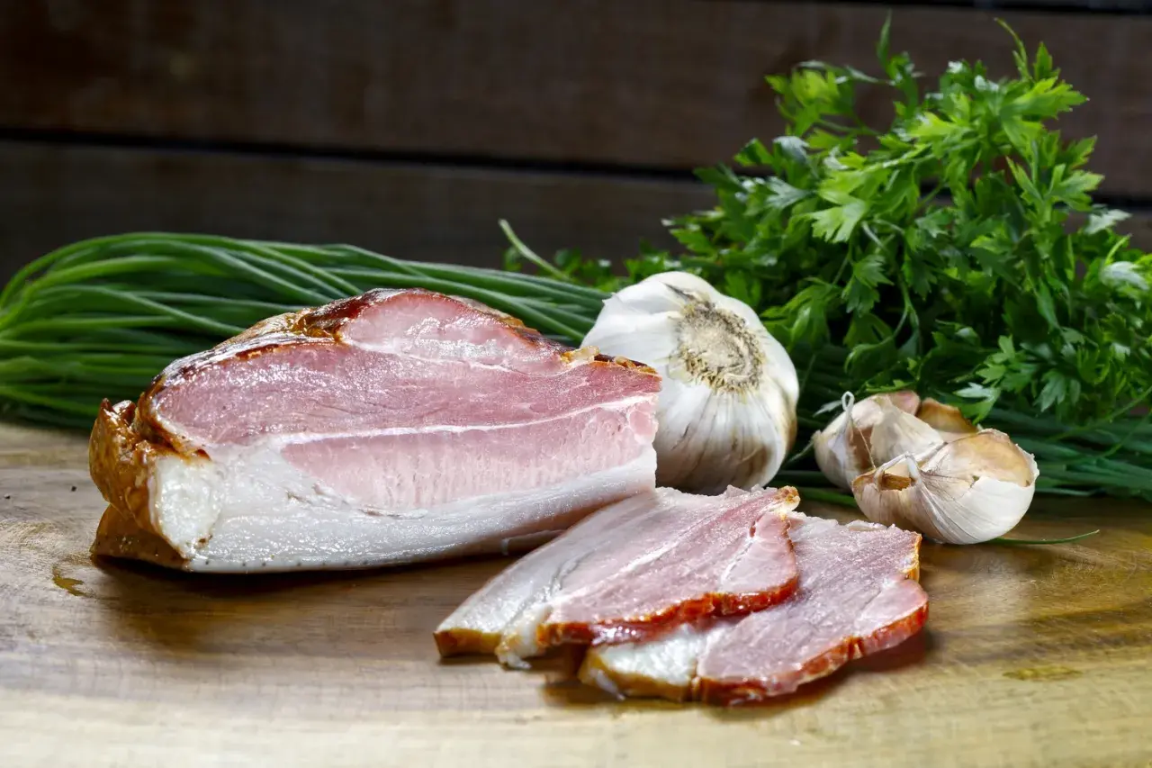 Wędzony boczek, czosnek i szczypiorek. Zastanawiasz się, ile parzyć boczki po wędzeniu?