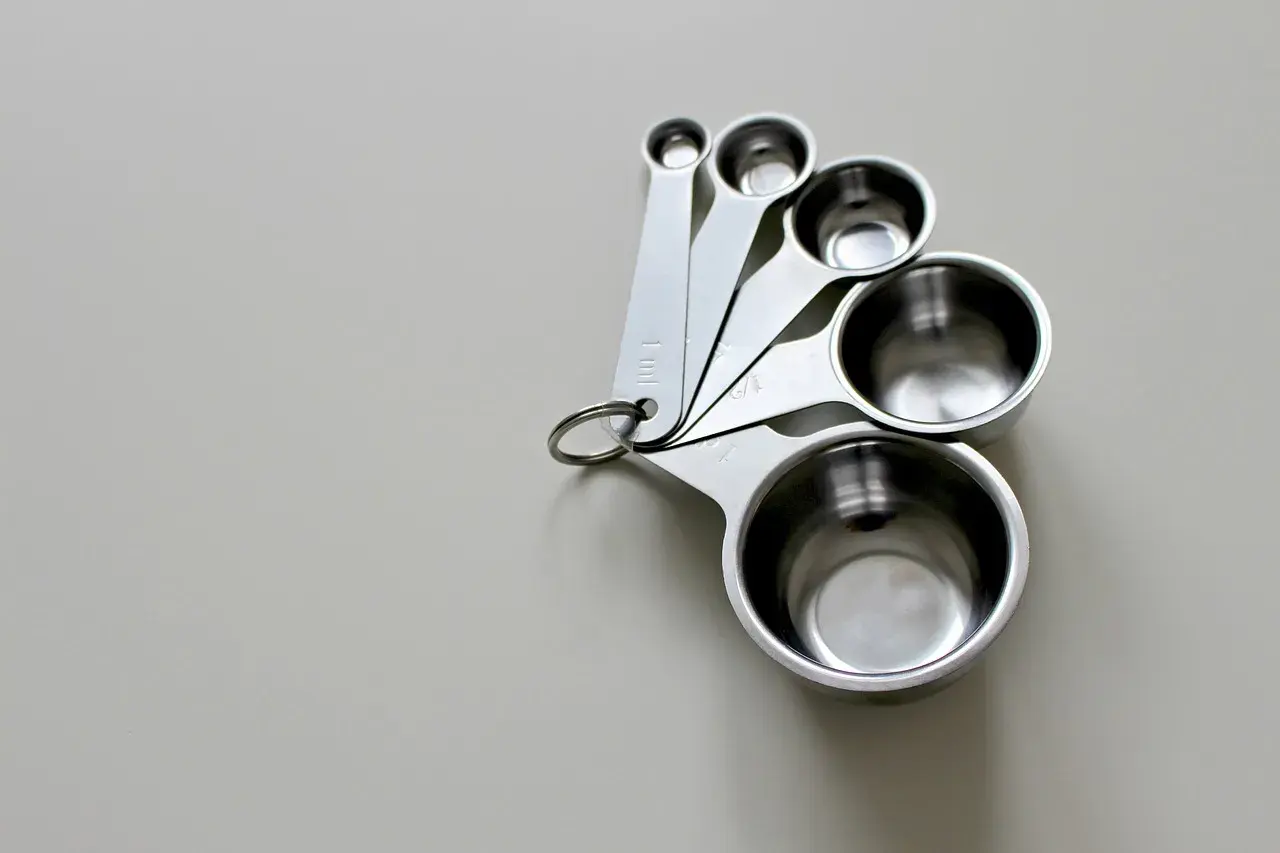Zestaw metalowych miarek kuchennych. Pomogą Ci ustalić, ile ml oleju to gram, przyrządzając potrawy.