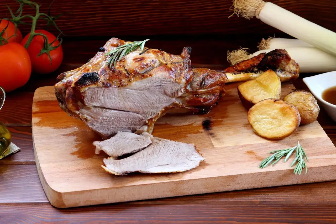 Pieczona jagnięcina z rozmarynem i ziemniakami. Zastanawiasz się, ile kosztuje kilogram jagnięciny?
