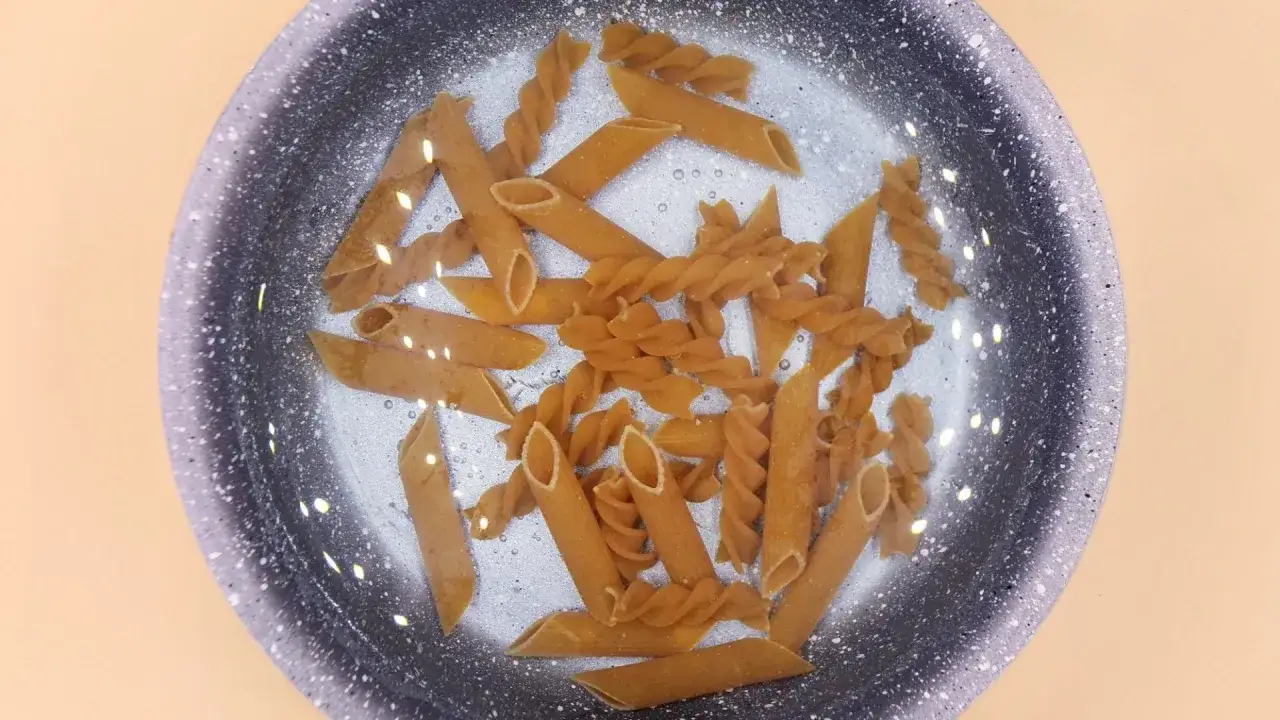 Makaron penne i fusilli w garnku z wodą. Zastanawiasz się, ile posolić makaron, by był idealny?