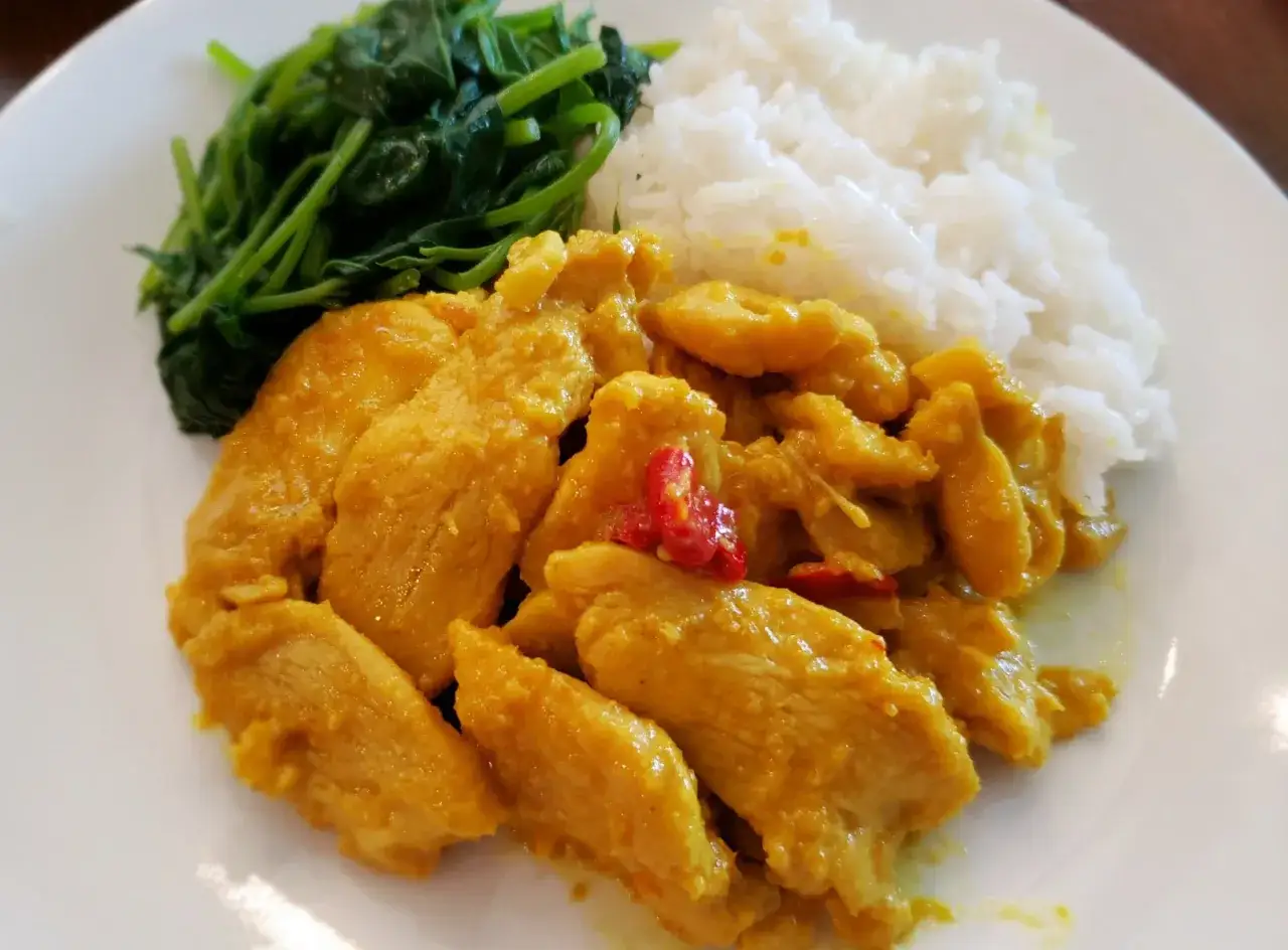 Kurczak po wietnamsku oryginalny przepis: soczyste kawałki kurczaka w aromatycznym sosie curry, podane z ryżem i zielonymi warzywami.