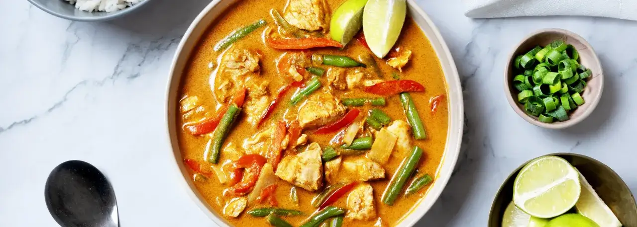 Zupa tajska z kurczakiem, fasolką szparagową i papryką w pomarańczowym sosie. Idealna, gdy szukasz co zamiast pasty curry do zupy tajskiej.