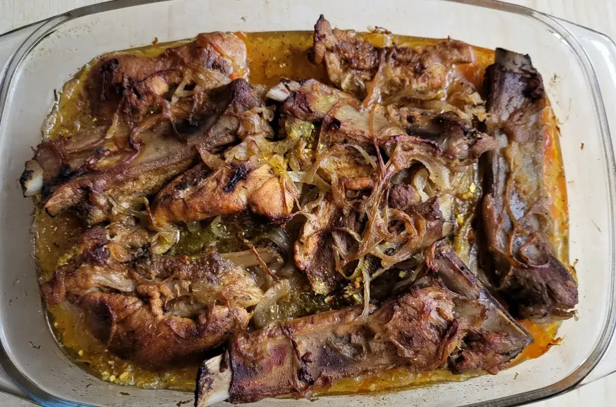 Pyszne żeberka w kapuście kiszonej z piekarnika, pieczone do perfekcji, z chrupiącą skórką i soczystym mięsem.