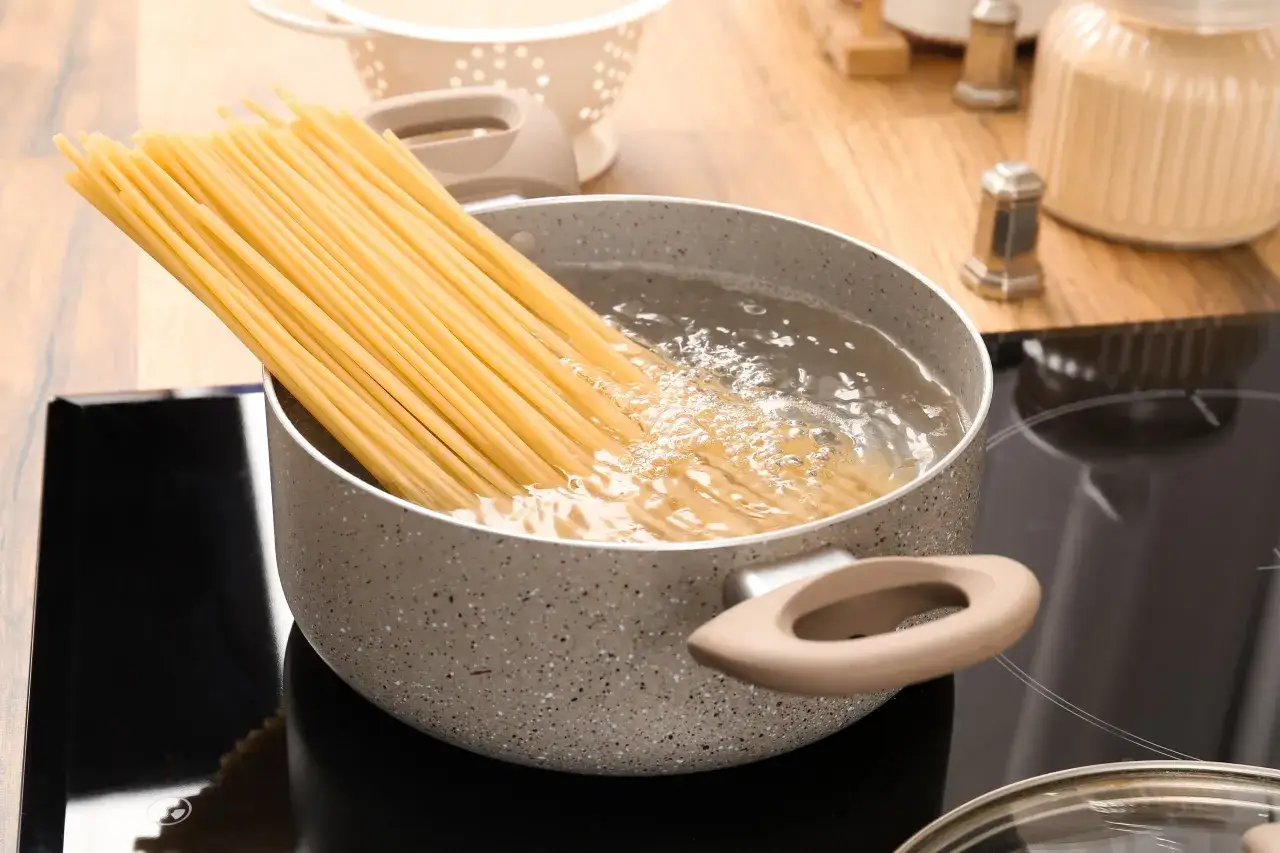 Gotujesz makaron? Dowiedz się, ile posolić makaron, by był idealny. W garnku wrze woda, a w niej pyszny makaron.