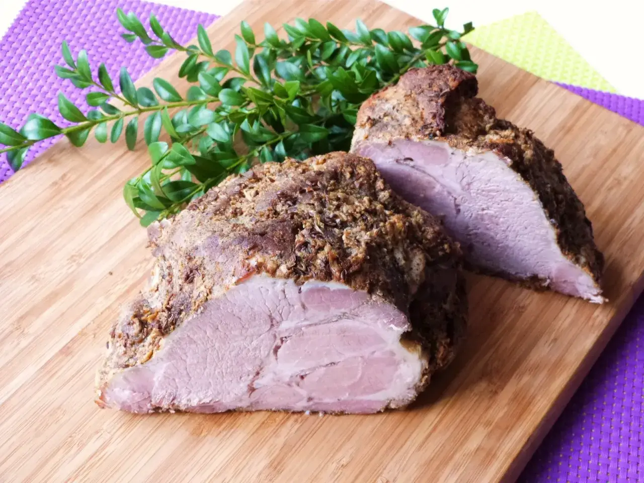 Soczysta karkówka w plastrach, pieczona w rękawie. Idealna na obiad, dowiedz się, jak długo piec karkówkę w plastrach w rękawie, by była idealna.