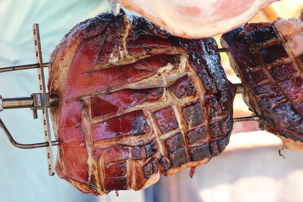 Soczysta szynka wieprzowa pieczona na rożnie. Idealny pomysł na to, co zrobić z szynki wieprzowej na grillu.