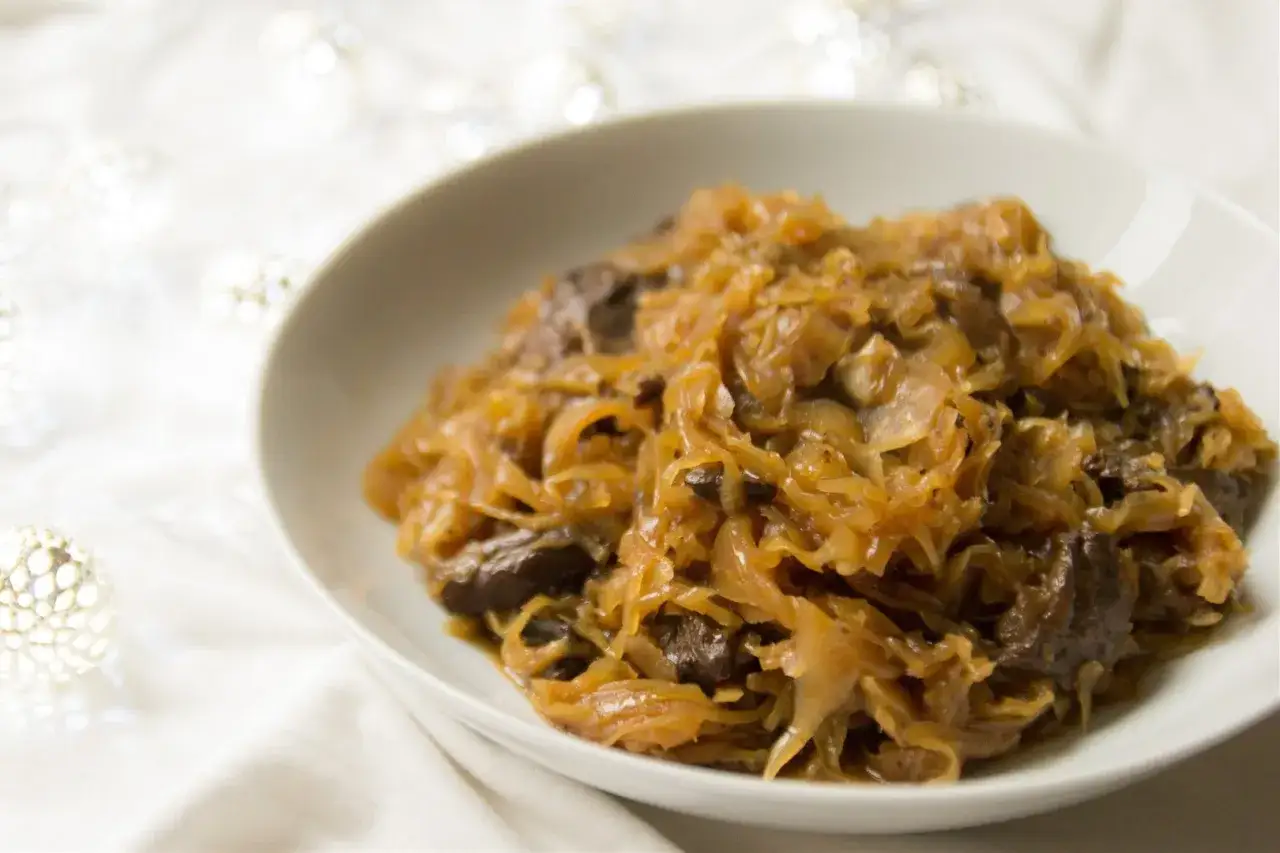 Kapusta z grzybami, klasyka babcinej kuchni. Aromatyczne danie, które przywołuje wspomnienia.