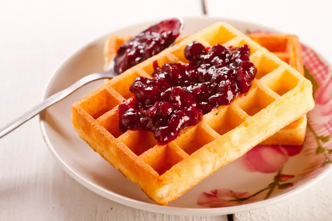 Gofry z frużeliną wiśniową. Pyszny deser, który łatwo zrobić samemu.