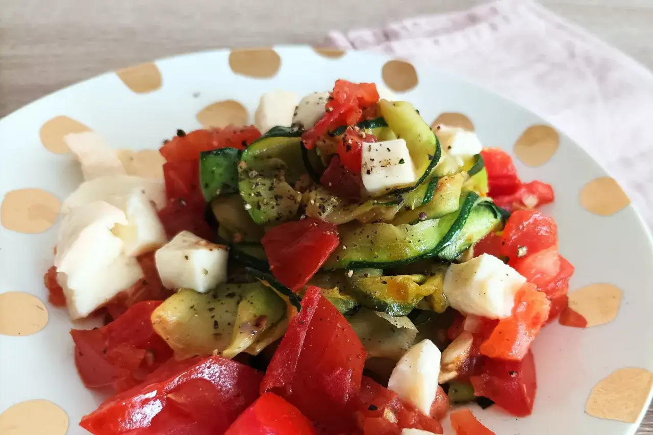 Kolorowa sałatka z cukinii, pomidorów i mozzarelli. Idealne szybkie dania z cukinią na lato.