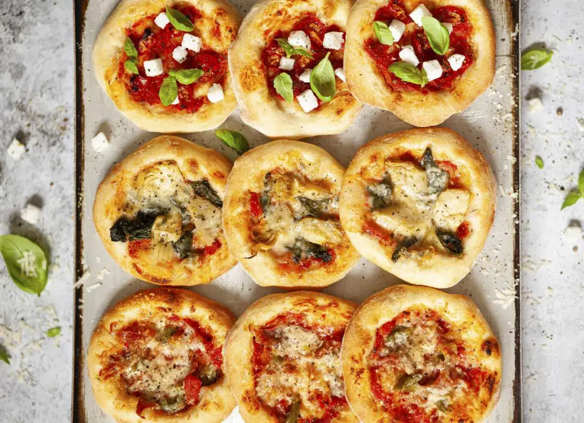 Mini pizze z gotowego ciasta do pizzy: margherita z bazylią i mozzarellą, z karczochami i szpinakiem, oraz z warzywami.
