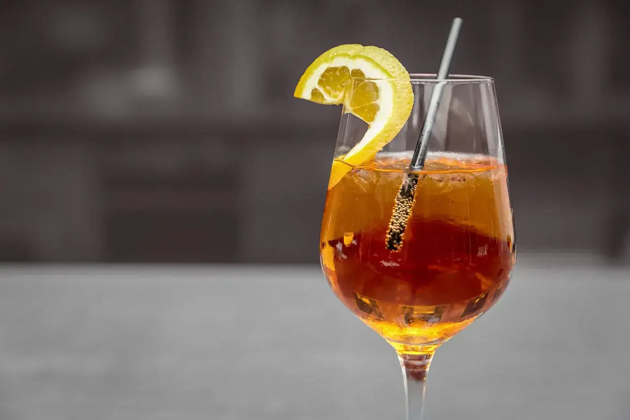 Orzeźwiający drink z plasterkiem cytryny i słomką. Idealny sposób, jak pić metaxę w letni wieczór.