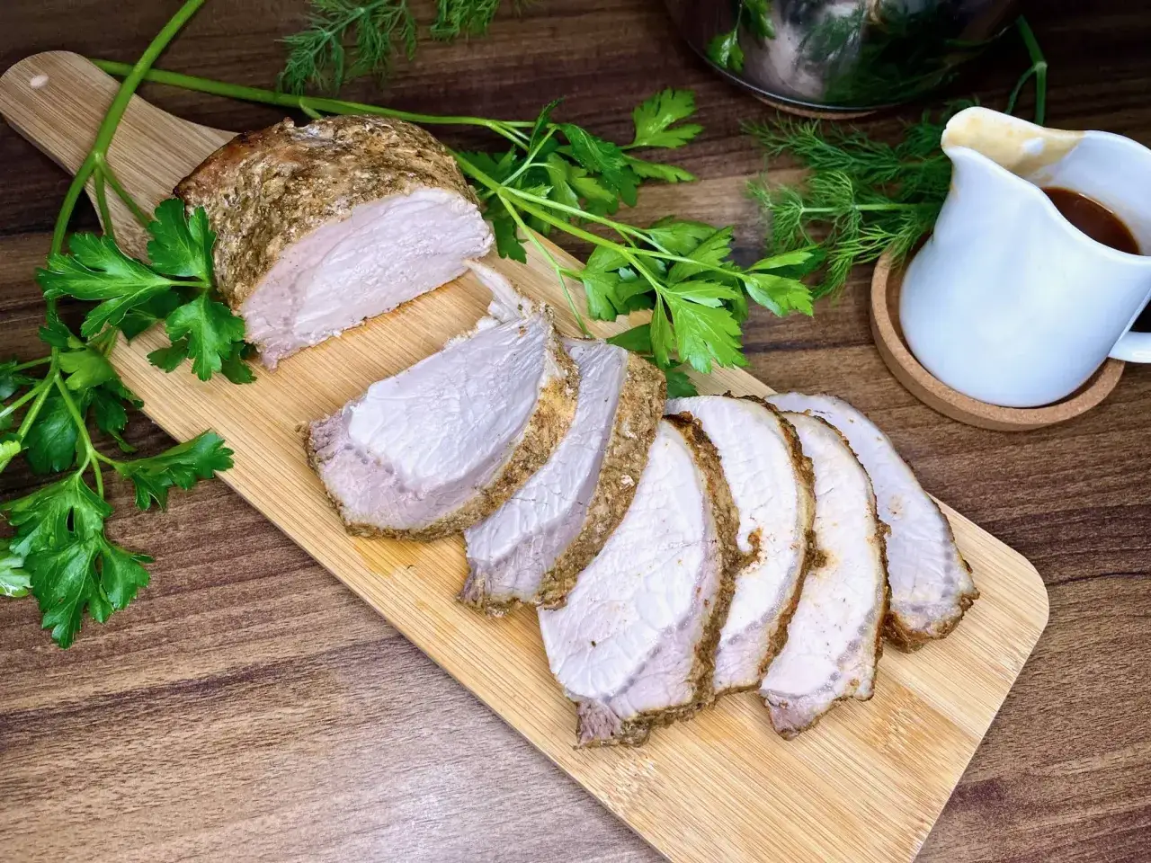 Idealnie upieczony schab, soczysty w środku, z chrupiącą skórką. Zastanawiasz się, jak długo piec schab, by uzyskać taki efekt?