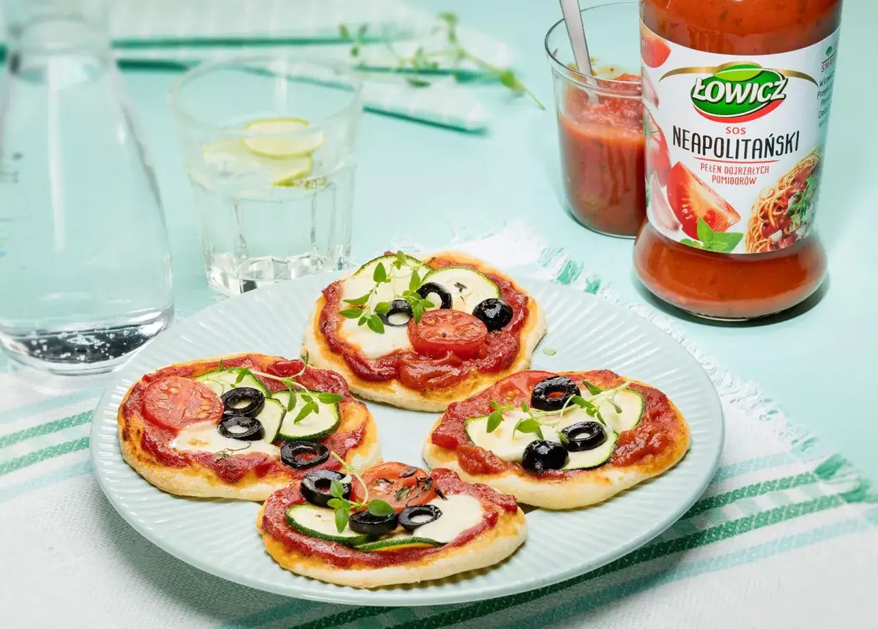 Pizzerinki z gotowego ciasta do pizzy, z sosem Łowicz i świeżymi dodatkami. Idealne na szybką przekąskę.