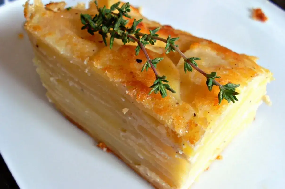 Kawałek ziemniaków gratin, idealny na obiad. Ten przepis na ziemniaki gratin zachwyci każdego.