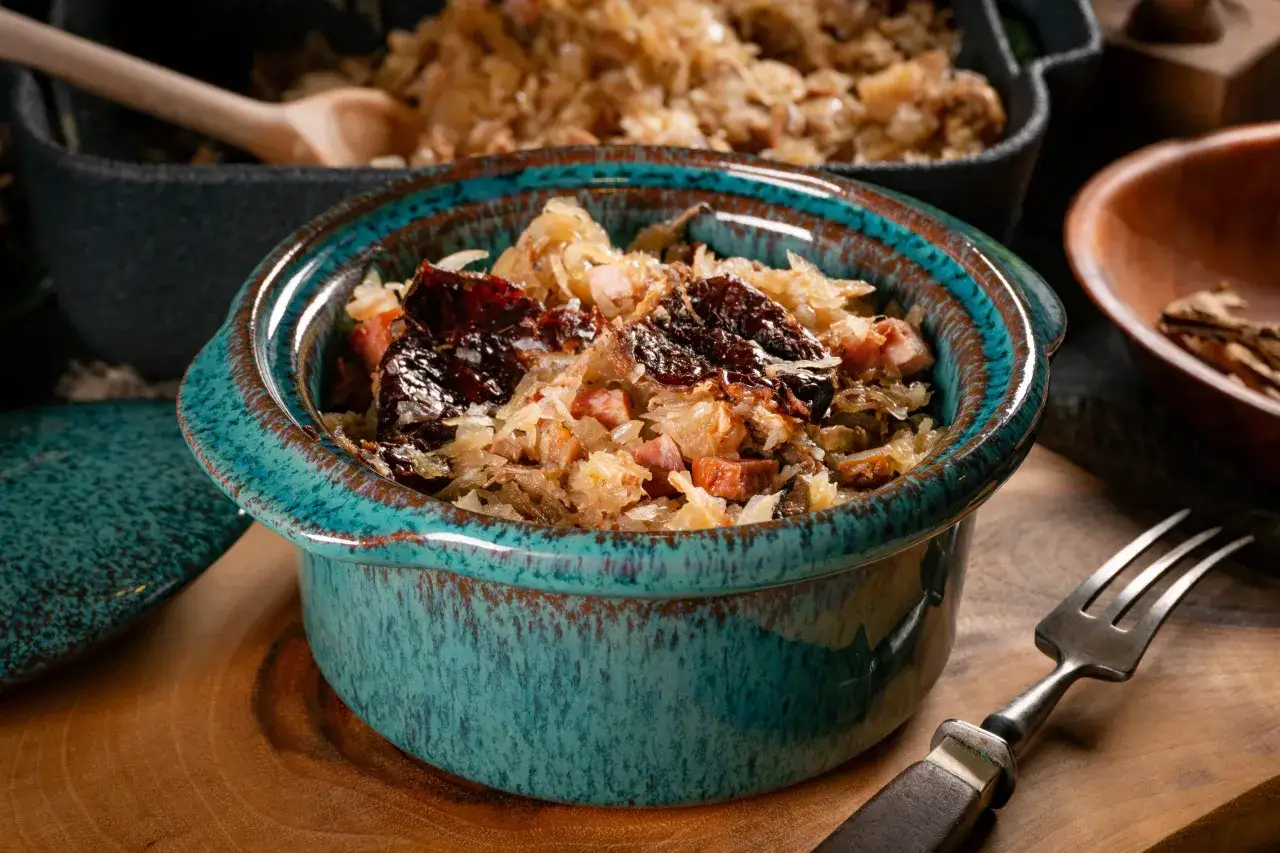 Pyszny bigos z kiszonej kapusty w glinianym naczyniu. Czy bigos z kiszonej kapusty jest zdrowy? Tak, dzięki fermentacji!