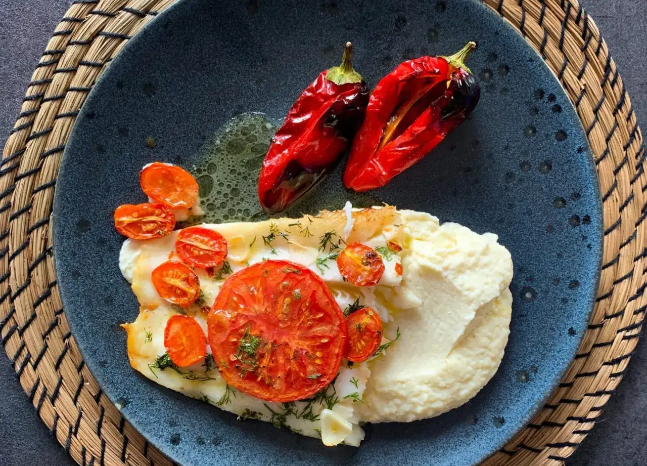 Jak przyrządzić halibuta: pieczony filet z halibuta z pomidorami, papryczkami chili i puree ziemniaczanym.