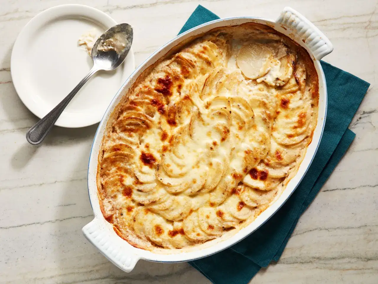 Złociste ziemniaki gratin, idealne do każdego obiadu. Ten przepis na ziemniaki gratin zachwyci każdego!
