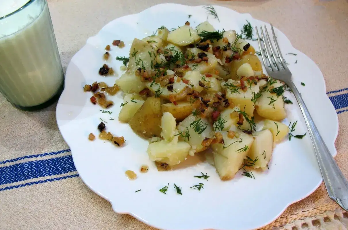 Pyszne prażuchy z ziemniaków, okraszone skwarkami i koperkiem. Idealne na szybki obiad.
