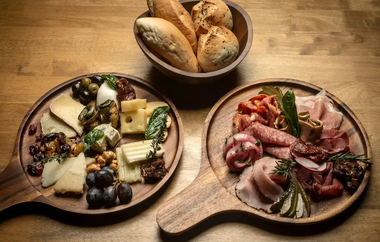 Dwie deski serów i wędlin, idealne na aperitif. Zobacz, jak przygotować deskę serów, by zachwycić gości.