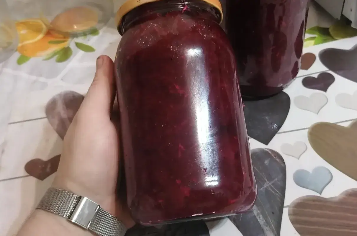 Słoik z buraczkami i chrzanem, gotowy do spiżarni. To sprawdzony przepis na buraczki z chrzanem, idealne na zimę.