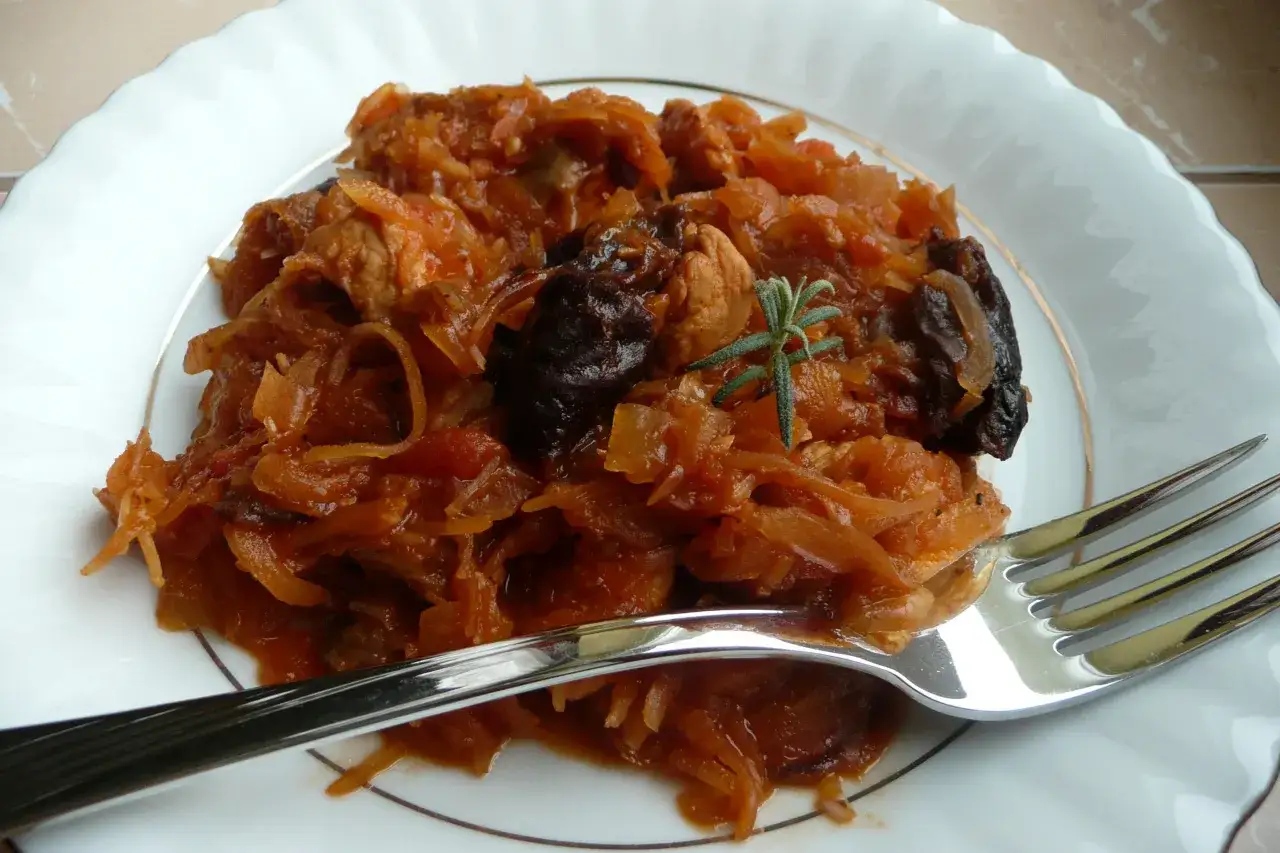 Pyszny bigos z kiszonej kapusty, mięsa i śliwek. Czy bigos z kiszonej kapusty jest zdrowy? Tak, dzięki kiszonkom to bogactwo probiotyków!