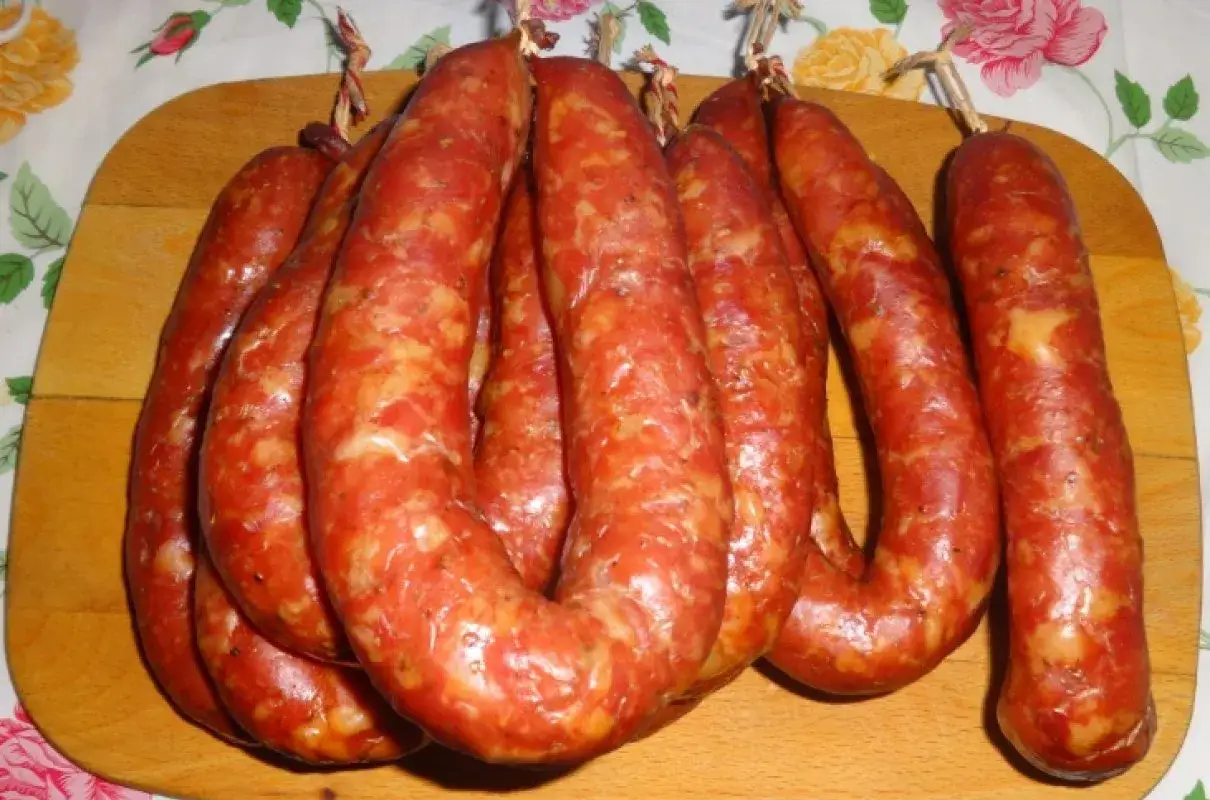 Pyszna swojska kiełbasa wędzona, gotowa do spożycia. Idealna ilość soli sprawia, że smakuje wybornie.